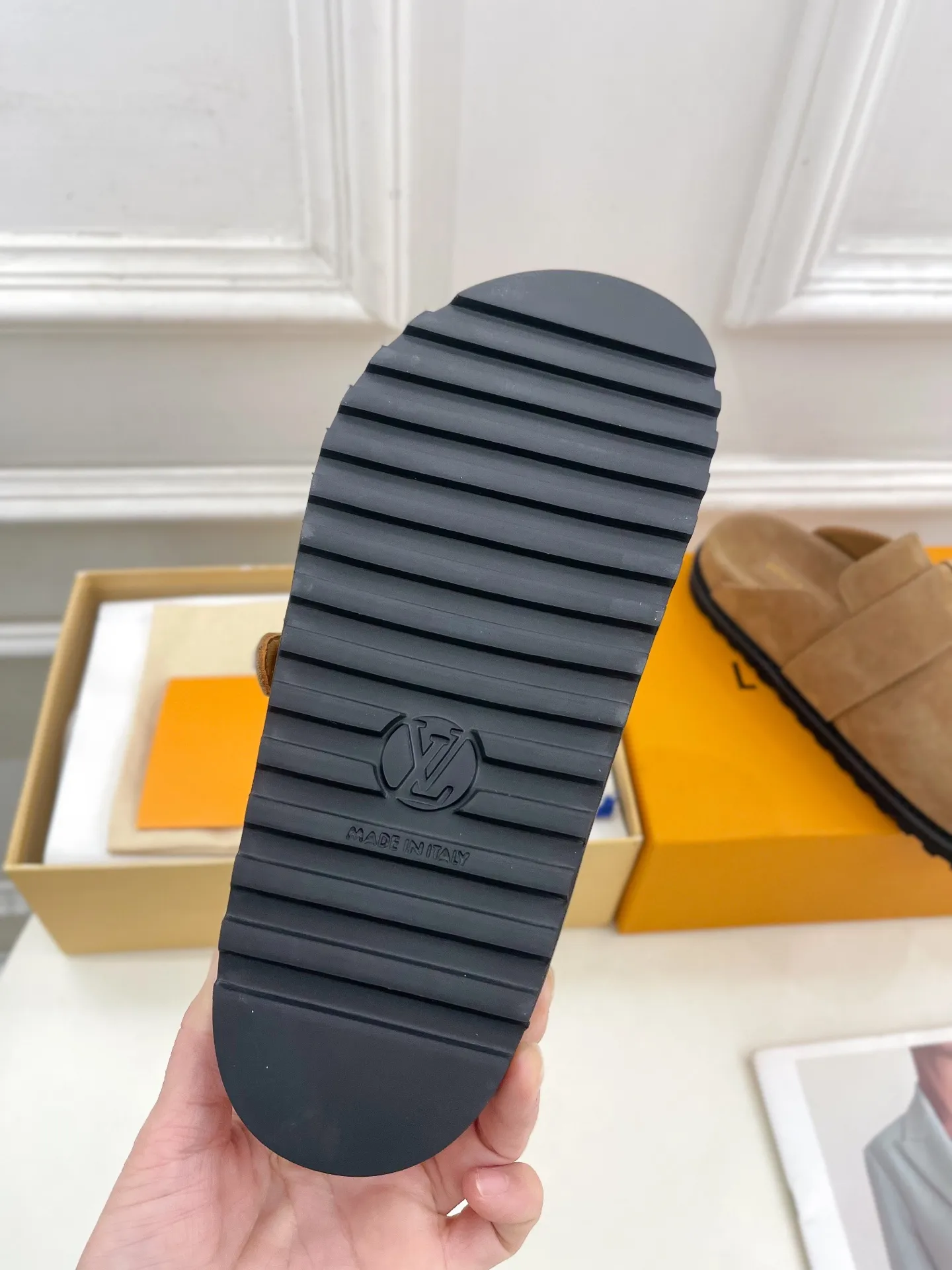 👟👟Ex-factory price 580👟👟 Men's model ➕10 LV | Louis Vuitton 25𝐬𝐬 🧡💚2025 Early spring new model Top version ⚠️ The counter features the latest LV COSY COMFORT metal buckle Bread Mule slippers hard goods new🆕 ❥BS purchasing level! Full of high-end feel! A popular model among bloggers at home and abroad, it’s retro and fashionable and looks amazing on your feet! Mainly recommended models on the official website★ ━━━━━ ЅᏇєєt ━━━━━ ▪️Upper: original specific cowhide/old leather ▪️lining: imported cowhide lining ▪️outsole: original molded outsole ▪️shoe size: women's size 35-39 (customized at 40.41) Men's size 40-44 (45.46 customized)